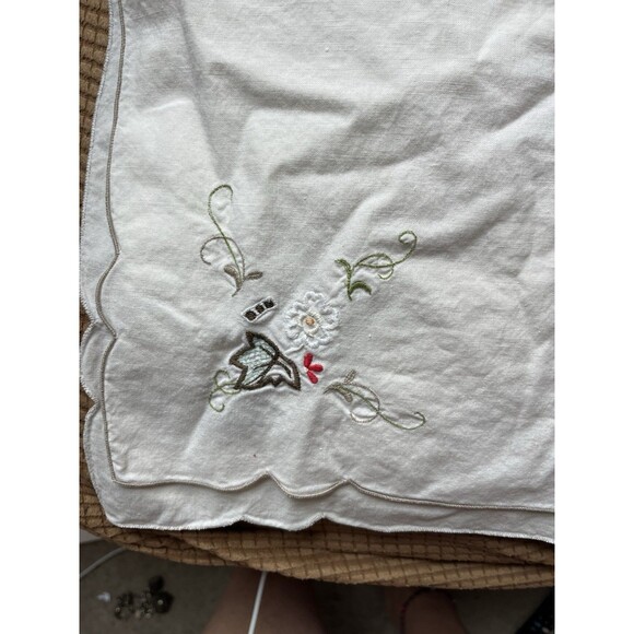Vintage Embroidered Table Cover 29x33 White White Flower Vines Leaf - Picture 8 of 9